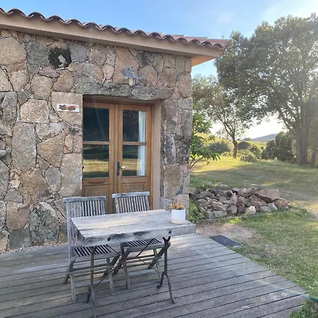 לינה וארוחת בוקר Ferme De Roccapina 3*